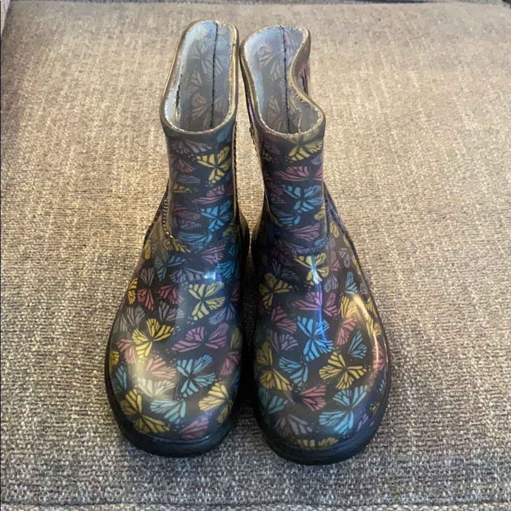 Girls’ UGG rain boots